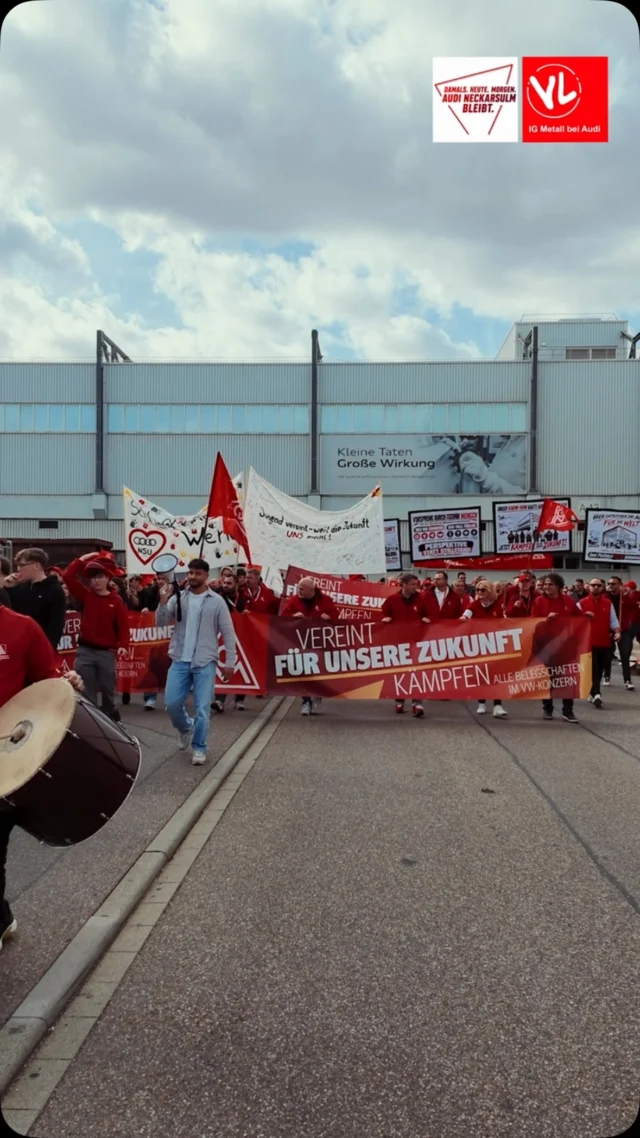 🚨 6.000 Kolleginnen und Kollegen. Eine Botschaft. Ein Ziel. 🚨

Gestern bei unserer Betriebsratssprechstunde wurde deutlich: Die Mitarbeiter von Audi Neckarsulm stehen zusammen.

Danke an rund 6.000 Mitarbeiterinnen und Mitarbeiter, die dabei waren, zugehört haben. Es war beeindruckend, euch vorm Tor 6 zu sehen.

Wir haben über die politische Lage, die Situation im VW-Konzern und die Herausforderungen gesprochen, die vor uns liegen. Dabei haben wir als Betriebsrat klar gemacht, wofür wir stehen und was uns wichtig ist: Sicherheit, Perspektiven und Zukunft für unseren Standort.

Besonders bewegend waren die persönlichen Geschichten zweier Kolleginnen und Kollegen. Geschichten, die zeigen, was hinter diesem Werk steht: Menschen, Familien und ganze Lebenswege.

Eines ist für uns klar: Damals. Heute. Morgen. Audi Neckarsulm bleibt.

 #Audi #Volkswagen #IGMetall #Arbeit #Deutschland
